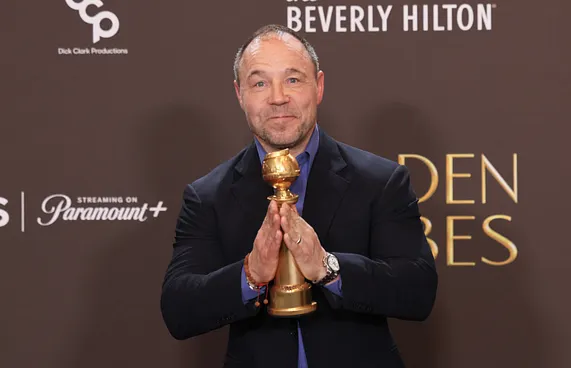 ގޯލްޑެން ގްލޯބްސް 2026: ގޯލްޑެން ގްލޯބްސް އެވޯޑުގެ ރެޑްކާޕެޓުގައި އިނގިރޭސި އެކްޓަރު ސްޓީވެން ގްރަހަމް.-- ފޮޓޯ: އޭއެފްޕީ