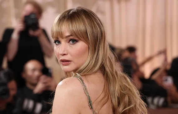 ގޯލްޑެން ގްލޯބްސް 2026: ގޯލްޑެން ގްލޯބްސް އެވޯޑުގެ ރެޑްކާޕެޓުގައި އެމެރިކާގެ އެކްޓްރެސް ޖެނިފާ ލޯރެންސް.-- ފޮޓޯ: އޭއެފްޕީ