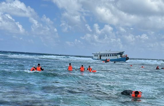ގިނަބަޔަކު ގޮވައިގެން މާފުއްޓަށް ދިޔަ ފެރީއެއް ފަރަށް