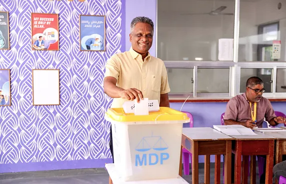 ވާދަވެރި މޭޔަރު ޓިކެޓް އާދަމް އާޒިމް ކާމިޔާބު ކުރައްވައިފި