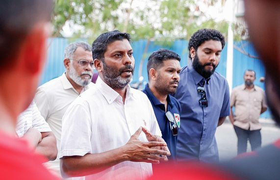 ގަލޮޅުދަނޑު އުވާލައި ގައުމީ ފުޓްބޯޅަ ސްޓޭޑިއަމް ހުޅުމާލެއަށް