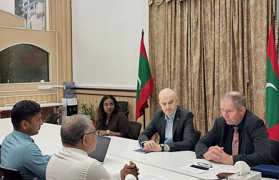 މޫސުމީ ގެއްލުންތަކަށް އެހީ ހޯދުމަށް ޔޫކޭއާއެކު މަޝްވަރާކޮށްފ