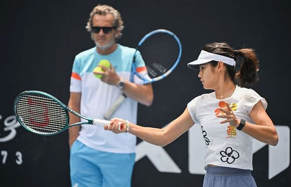 އެމާ 10 ވަނަ ކޯޗެއް ހޯދަނީ