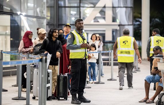 އެއާޕޯޓުން ޓެކްސީއަށް އެރޭނީ އާ ޓާމިނަލްގެ ޓެކްސީ ކިއު އިން!