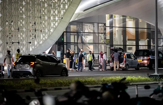 ފްލައިޓުގައި ހަމަނުޖެހުން ހިންގި މީހާ ދޫކޮށްލައިފި