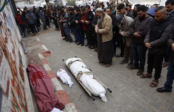 ޣައްޒާގައި އިޒްރޭލުން 12 މީހަކު ޝަހީދުކޮށްލައިފި