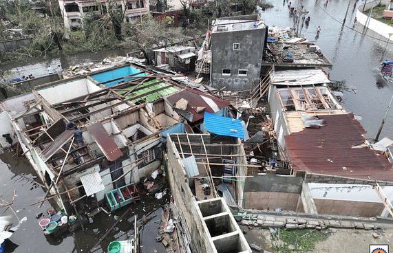 މަޑަކަސްކަރައަށް، ގަޑިއަކު 155 މޭލަށް ވައިޖެހުނު ތޫފާނެއް