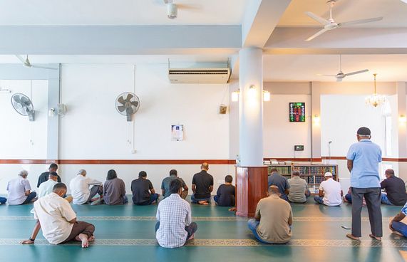 މައި ހޯލުގައި 800 މީހުންނަށް ނަމާދުކުރެވޭ 4 މިސްކިތެއް އޭސީ