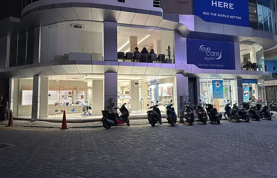 އައިކެއާ އިން ހަތަރު މީހުންގެ ލަންކާ ދަތުރެއް ދެނީ