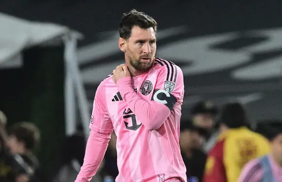 ރެފްރީންނާ ކުރިމަތިލި މައްސަލައިގައި މެސީއަށް އަދަބު ނުދޭނޭ