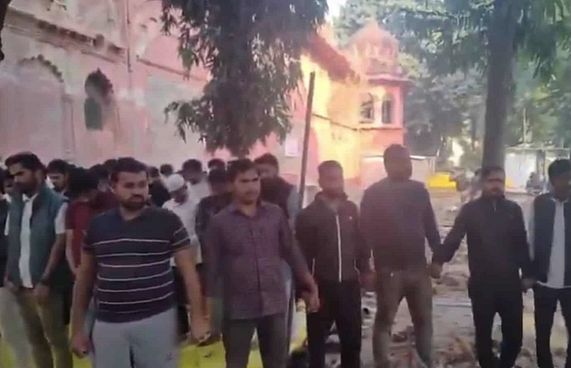 ހިންދޫންގެ ހިމާޔަތުގައި މުސްލިމު ދަރިވަރުން ނަމާދުކޮށްފި