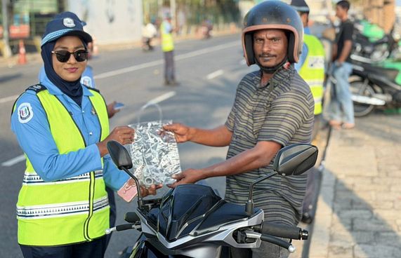 ގަވާއިދާ އެއްގޮތަށް ހުރި ވެހިކަލްތަކުގެ ވެރިންނަށް ހަދިޔާ
