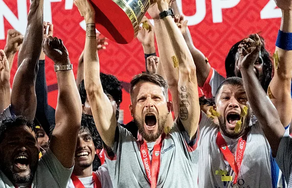 ޕްރެޒިޑެންޓްސް ކަޕަކީ ބޮޑު ހުވަފެނެއް، އޮޑިއަކީ އާއިލާ: ކޯޗު