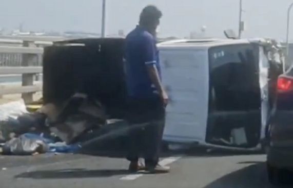 ކުނި ބަރުކޮށްގެން ދިޔަ ޕިކަޕެއް ބްރިޖަށް ފުރޮޅާލައިފި