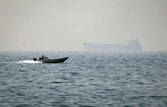 ހޮރްމުޒް ކަނޑޯޅިއަށް މައިނު އަޅަން އީރާނުން ބޭނުންކުރާ 16 ބޯޓު ގޮއްވާލައިފިން: އެމެރިކާ