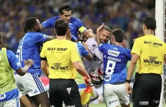 ހަލްކުއާ އެކު 23 ރަތް ކާޑު، ހުއްޓުވީ ފުލުހުން