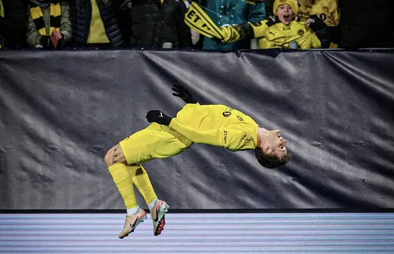 އިނގިރޭސި ޓީމެއް މޮޅެއް ނުވި، ނޯވޭގެ ބޯޑޯ/ގްލިމްޓް އުދުހެނީ