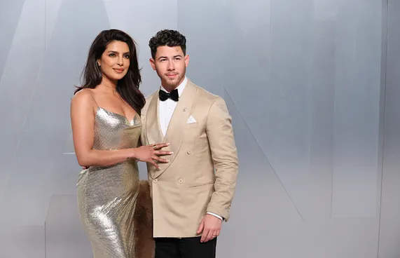 އޮސްކާ އެވޯޑް 2026: މި އަހަރުގެ އޮސްކާގެ ރެޑްކާޕެޓުގައި އިންޑިއާގެ ތަރި ޕްރިޔަންކާ ޗޯޕްރާ އާއި އޭނާގެ ފިރިމީހާ އަދި އެމެރިކާގެ ލަވަކިޔުންތެރިޔާ ނިކް ޖޯނަސް.-- ފޮޓޯ: އޭއެފްޕީ