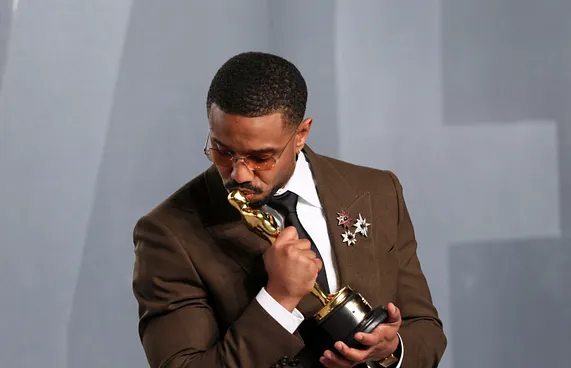 އޮސްކާ އެވޯޑް 2026: މި އަހަރުގެ އޮސްކާގައި އެންމެ މޮޅު އެކްޓަރުގެ އެވޯޑް ހޯދި މައިކަލް ބީ. ޖޯޑަން.-- ފޮޓޯ: އޭއެފްޕީ