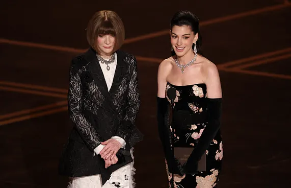 އޮސްކާ އެވޯޑް 2026: މި އަހަރުގެ އޮސްކާ އެވޯޑް ހަފުލާގައި އެމެރިކާގެ އެކްޓްރެސް އޭން ހޭތުވޭ އާއި ވޯގް މެގަޒިންގެ ކުރީގެ ޗީފް އެޑިޓަރު އޭނާ ވިންޓުއާ އެވޯޑެއް ޕްރެޒެންޓުކުރަނީ.-- ފޮޓޯ: އޭއެފްޕީ