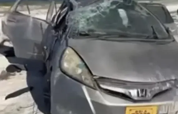 އައްޑޫގައި ކާރެއް ފުރޮޅާލައި އެކެއްގެ ހާލު ސީރިއަސް