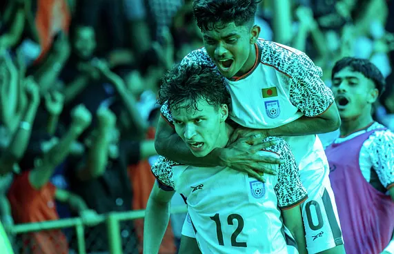 ސުލިވާންގެ ދެލަނޑުން ބަންގްލަދޭޝްއިން ޕާކިސްތާނު ބަލިކޮށްފި