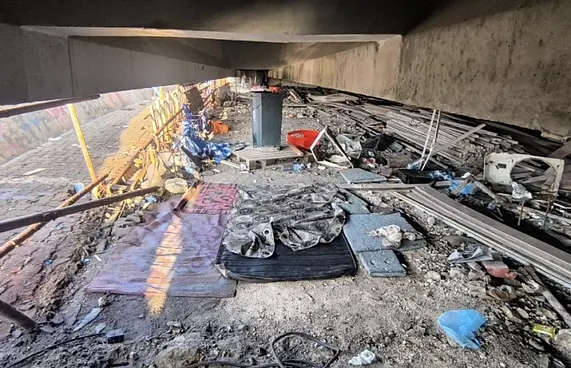 ބްރިޖު ދަށުގައި ބިދޭސީން ދިރިއުޅޭ މައްސަލައެއް