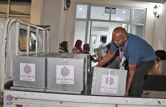 ވޯޓުލާ މަރުކަޒުތަކަށް ސާމާނު ފޮނުވަން ފަށައިފި