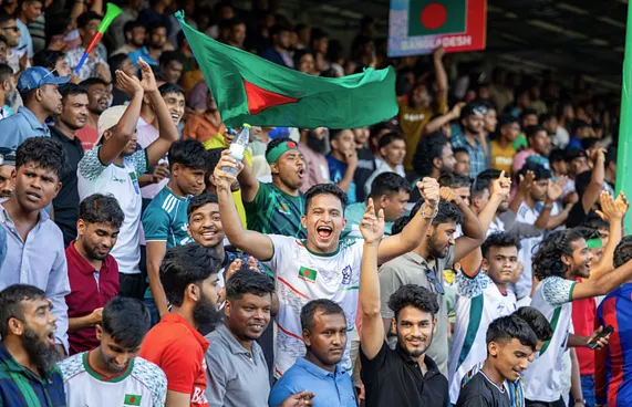 ބަންގްލަދޭޝް ސަޕޯޓަރުންގެ އަޑުން ގަލޮޅު ދަނޑަށް ދިރުން