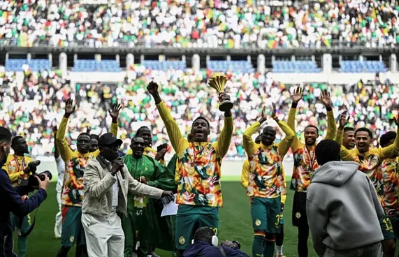 ތަށި ދޭން ބޭނުން ނުވެ ސެނެގާލުން ތައްޓާއެކު ޕެރޭޑެއް