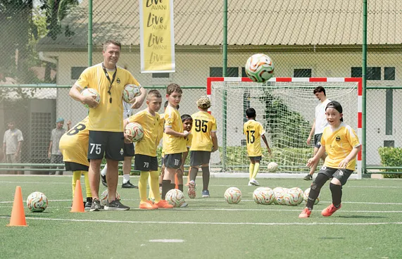 އަވާނީ ފަރެސްގެ ފުޓްބޯޅަ ކޭމްޕަށް އޮވެން އެނބުރި ރާއްޖެ އަށް