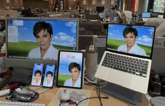 ނަސީބު ރަނގަޅުކޮށްދޭ ކަމަށް ބުނެ ޗައިނާގައި ކްރިސް ޖެނާގެ ފޮޓޯއެއް ދައުރުކުރަނީ