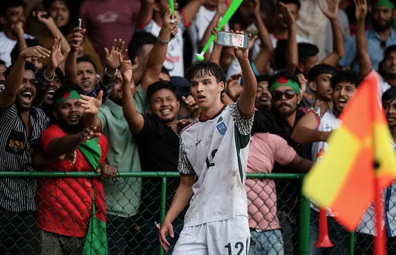 ފައިނަލުގެ ފުރަތަމަ ޖާގަ ބަންފްލަދޭޝުން ކަށަވަރު ކޮށްފި