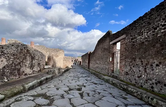 ޕޮމްޕޭއިން މި ފެންނަނީ އިބުރަތުގެ ހުއްޓިފައިވާ މަންޒަރެއް!