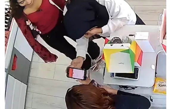 ފޭކް ސްލިޕުން މޭކަޕް ގަތުމަށް ފަހު، ފައިސާ ދީފި