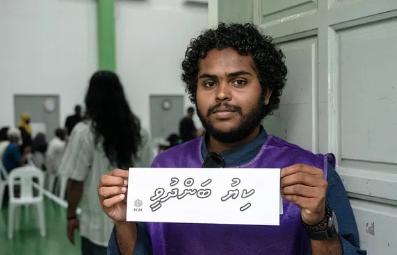 ފަހެއް ޖެހުމާ އެކު ވޯޓު ކިއުތައް ބަންދުކުރަން ފަށައިފި