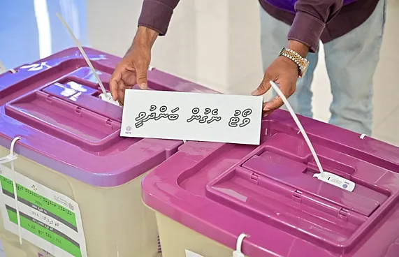 ހުކުމް އައިގޮތުން މީދޫ ރައީސްގެ ގޮނޑީގެ ވޯޓު އެއްވަރުވެއްޖެ