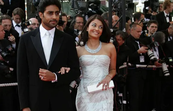 އައިޝްވާރިޔާއާއެކު ރެޑް ކާޕެޓްގައި ހިނގަން ބިރުގަނޭ