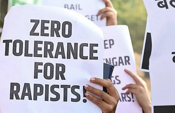 އިންޑިއާގައި ކުއްޖަކު ރޭޕްކުރީ ބޮޑުބޭބެ އާއި ދެއެކުވެރިން