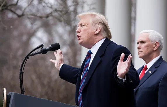 އެމެރިކާގެ ރައީސްކަމުން ޓްރަމްޕް ދުރުކުރަން ގޮވާލަނީ