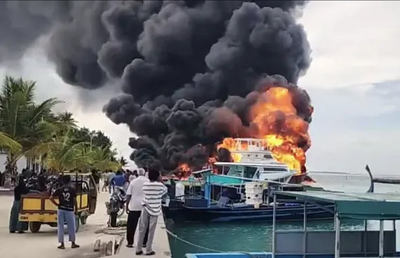 ފީއަލީ ބަނދަރުގައި އޮތް ތެޔޮ ބޯޓެއްގައި ރޯވެއްޖެ