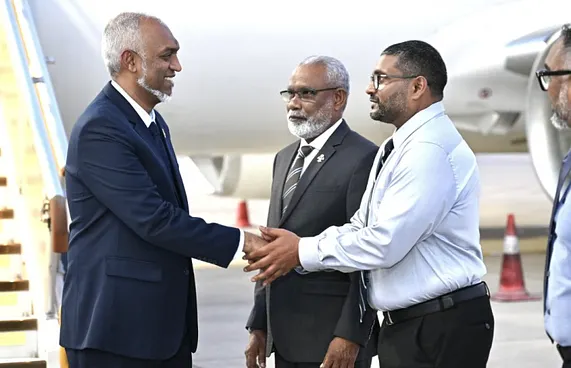 އުމްރާގެ އަޅުކަމަށްފަހު ރައީސްގެ ދެކަނބަލުން ވަޑައިގެންފި