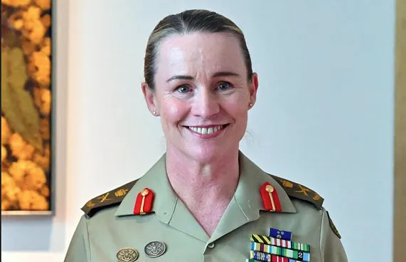 އޮސްޓްރޭލިއާ ސިފައިންގެ ވެރިޔަކަށް އަންހެނެއް