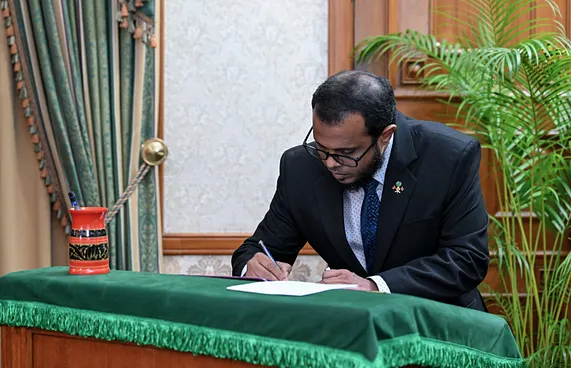 މިނިސްޓަރު އަލީ ޝަރީފްގެ ޕޯސްޓުތަކާ ގުޅިގެން ފާޑުކިޔުން