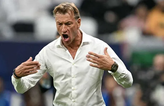 ވޯލްޑް ކަޕަށް ދެ މަސް، ސައުދީން ކޯޗު ރެނާޑް ވަކިކޮށްފި