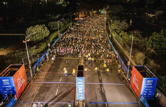 މެރަތަންގެ އަންހެން ބައިގައި ދުވި ދެ ފިރިހެނުން ޑިސްކޮލިފައި