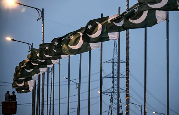 އީރާންގެ ފޮރިން މިނިސްޓަރު މިރޭ ޕާކިސްތާނަށް