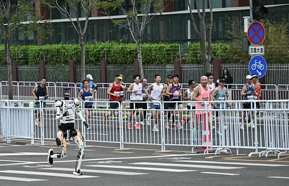 އިންސާނުން ބަލިކޮށް، ރޮބޮޓެއް ދުނިޔޭގެ ރެކޯޑް މުގުރާލައިފި