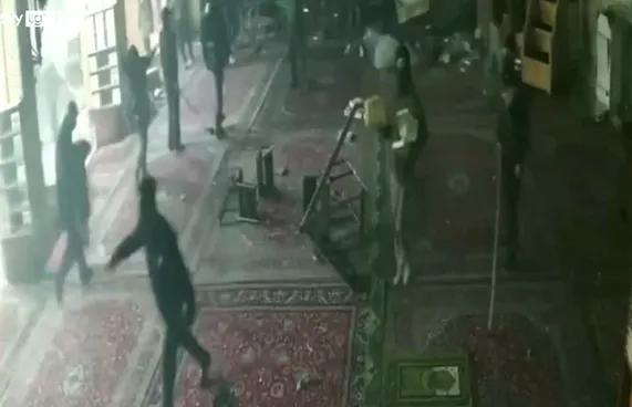 އީރާންގެ މިސްކިތުގައި ހުޅުޖެހި މީހާ ދަންޖައްސައި މަރާލައިފި