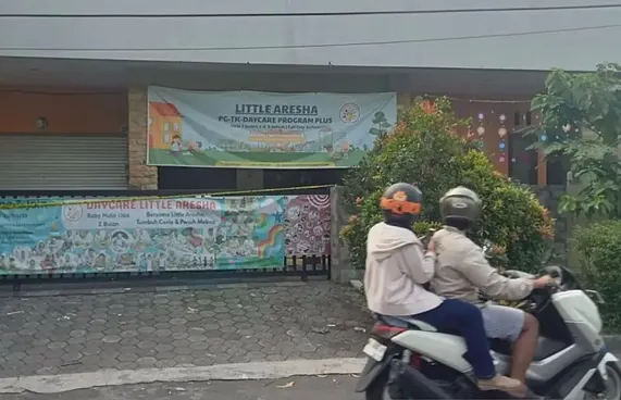 އިންޑޮނީޝިއާގެ ޑޭކެއާއެއްގައި ތުއްތު ކުދިން ބަނދެފައި!